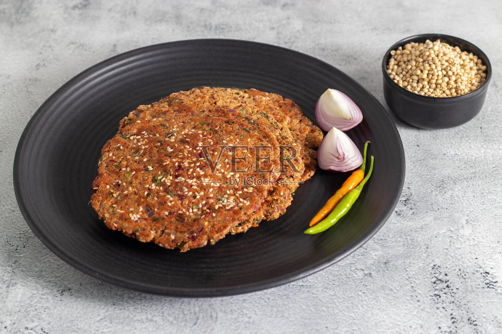 高粱煎饼是一种营养丰富、无麸质的咸味煎饼，由高粱粉制成，富含纤维和蛋白质，非常适合作为早餐或减肥餐。照片摄影图片