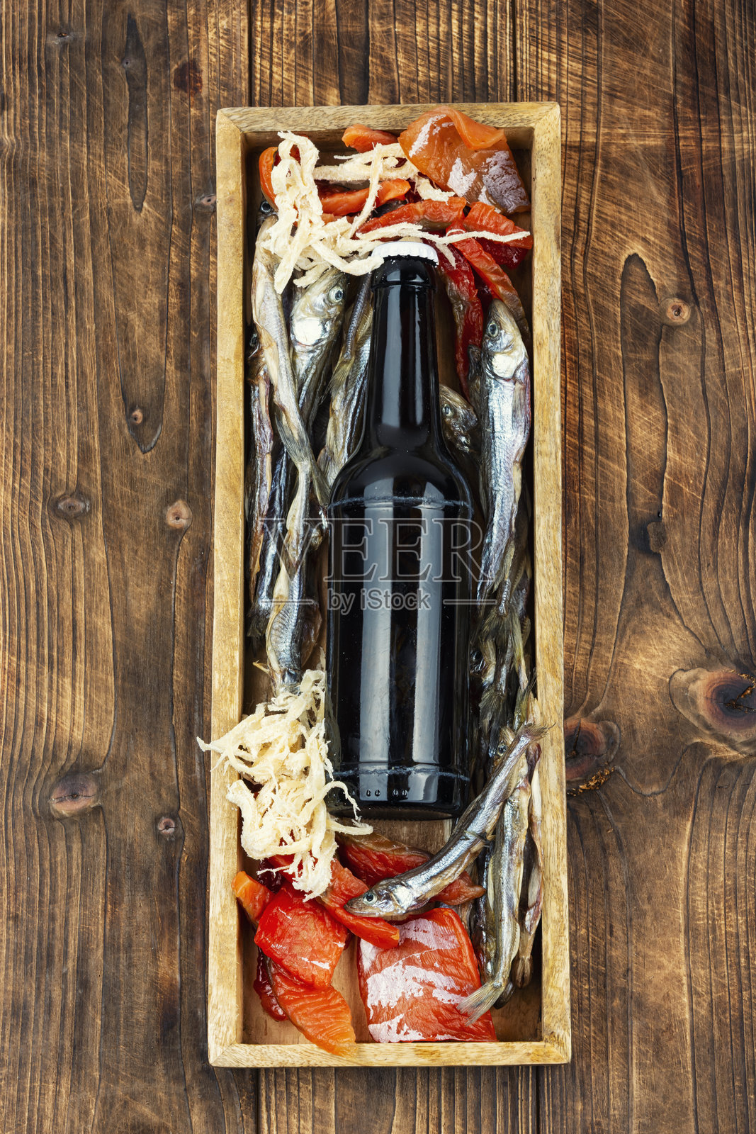 未过滤啤酒搭配干鱼和鱿鱼照片摄影图片