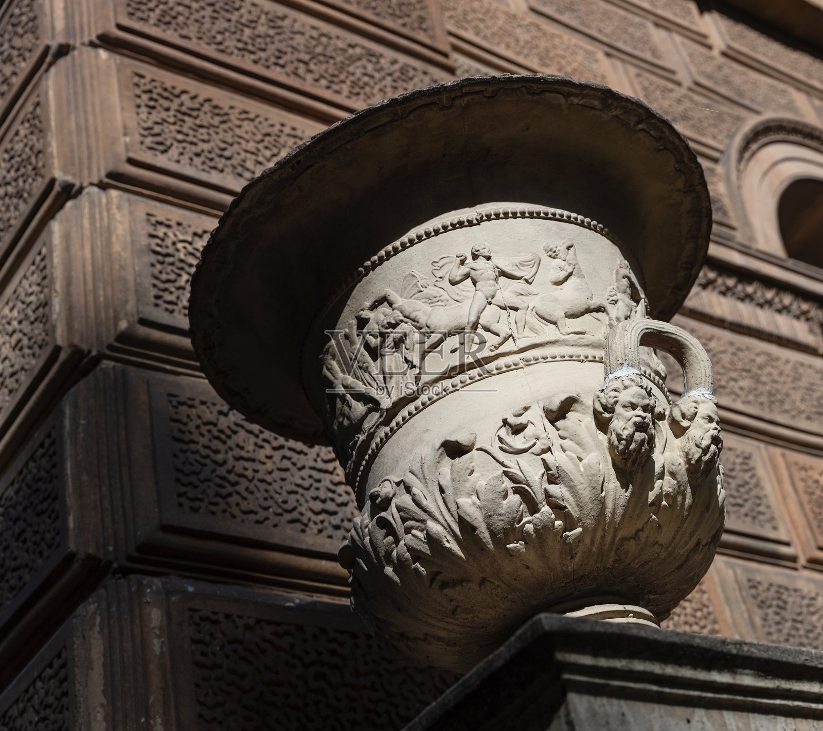 德国黑森州威斯巴登市，花园里的新古典主义花瓶照片摄影图片