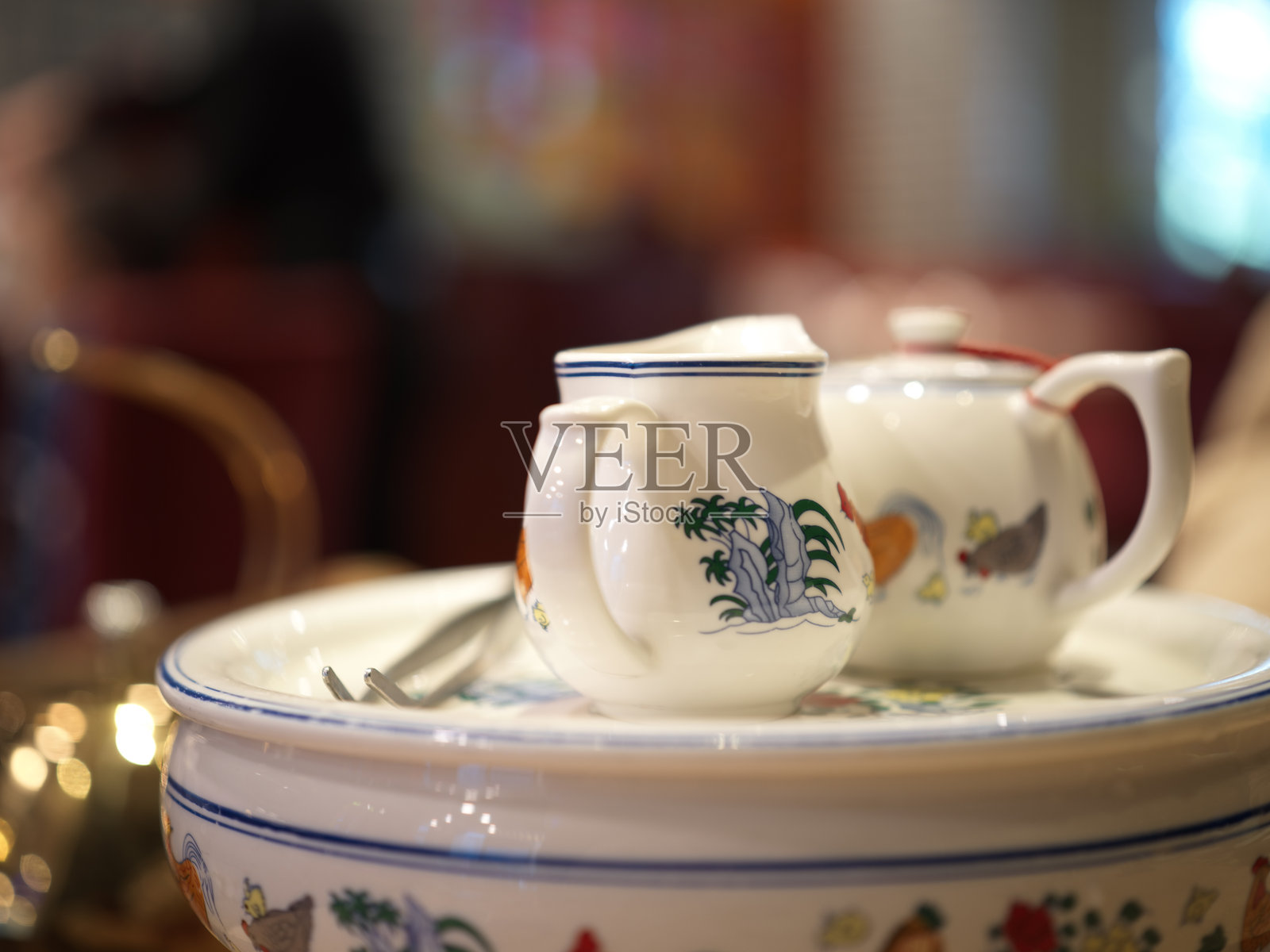 中式风格陶瓷茶具和餐具，带有传统图案照片摄影图片