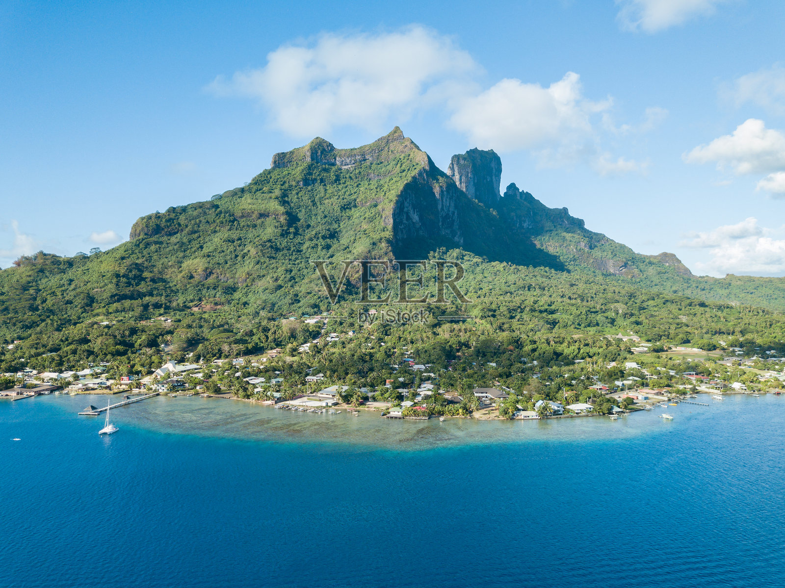 从无人机航拍的波拉波拉岛、塔希提岛、法属波利尼西亚、南太平洋的蓝色泻湖和奥特马努山（波拉波拉岛航拍）照片摄影图片