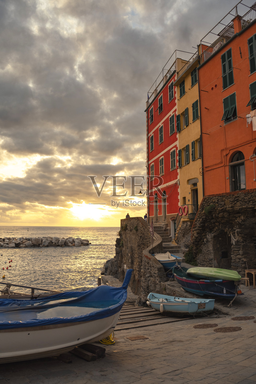 秋季的里奥马焦雷村街道、船只和大海。五渔村，利古里亚，意大利照片摄影图片