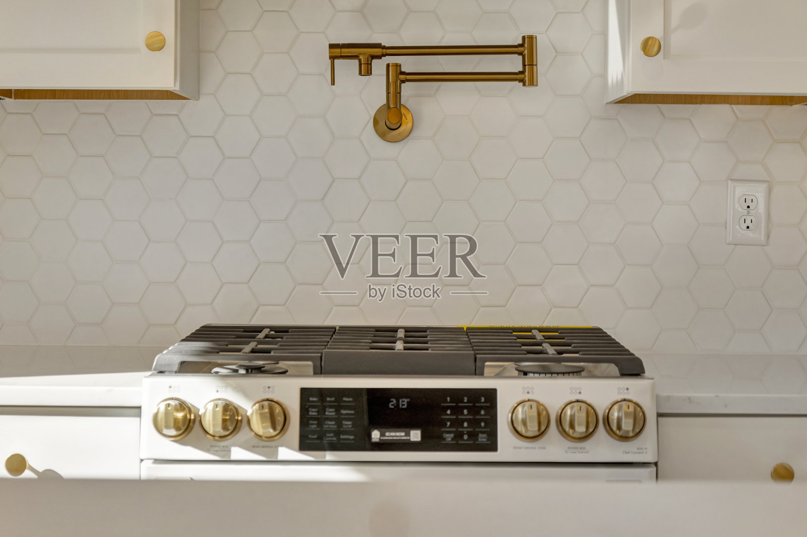 炉灶上方的加水龙头照片摄影图片