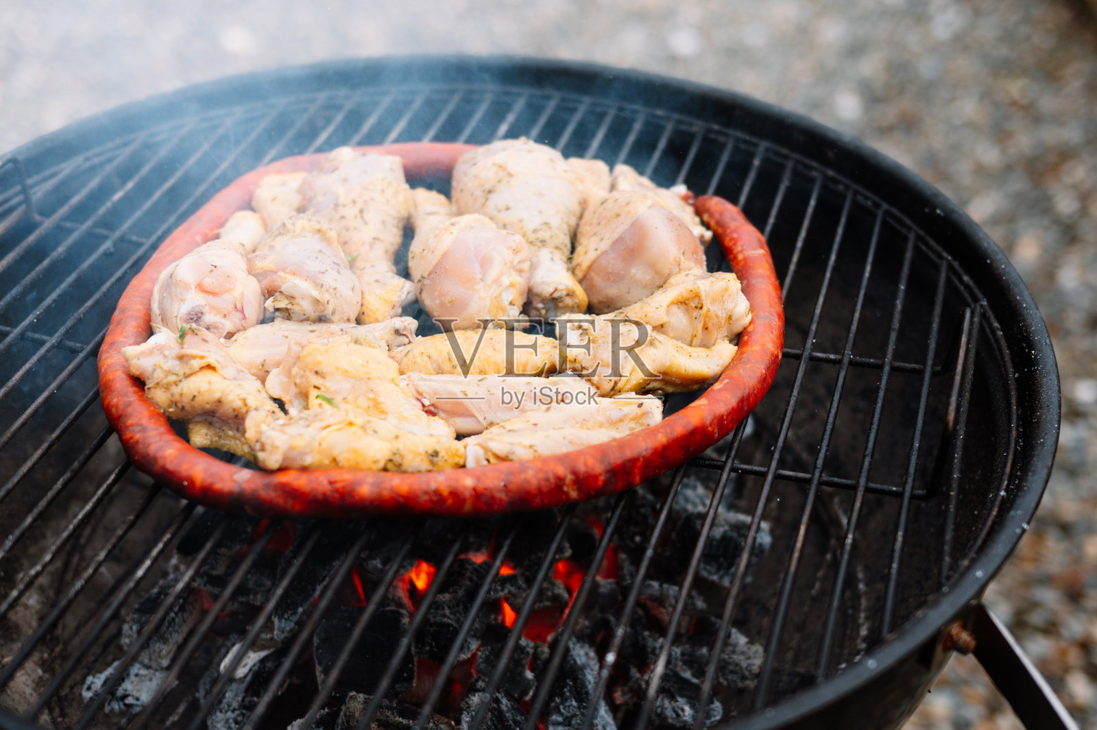 烤肉架上烹饪肉类照片摄影图片