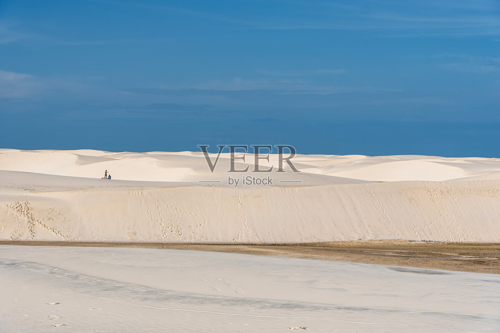 巴西马拉尼昂州巴雷里尼亚斯，拉克瓦博尼塔的沙丘和泻湖。白色的沙丘中有淡水池。照片摄影图片