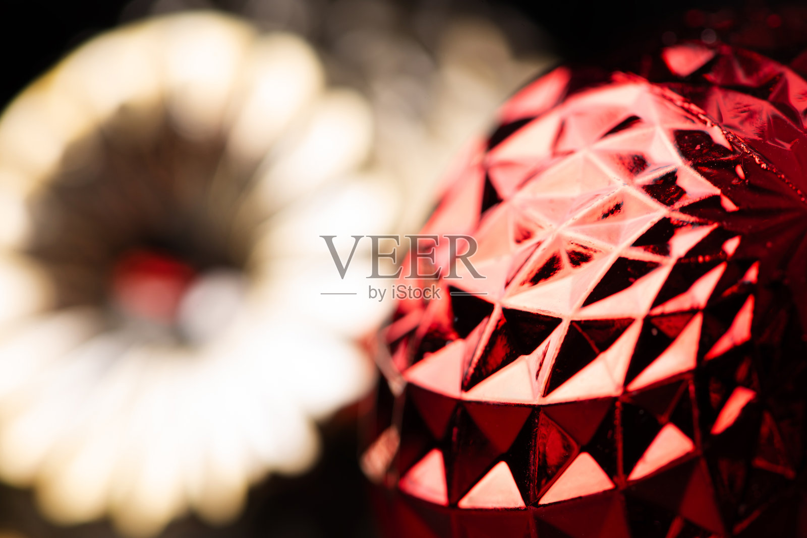 圣诞装饰品，通过微距镜头看到的圣诞装饰品的美丽细节，黑色背景，选择性对焦。照片摄影图片