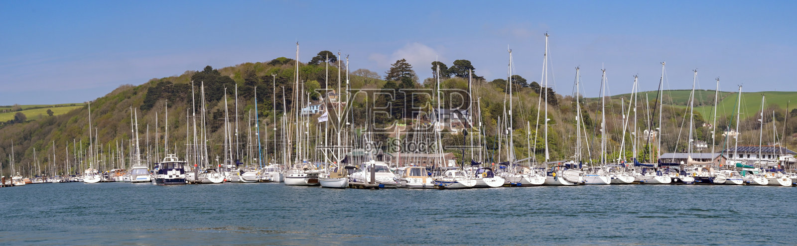 停泊在德文郡金斯韦尔达特河码头的游艇照片摄影图片