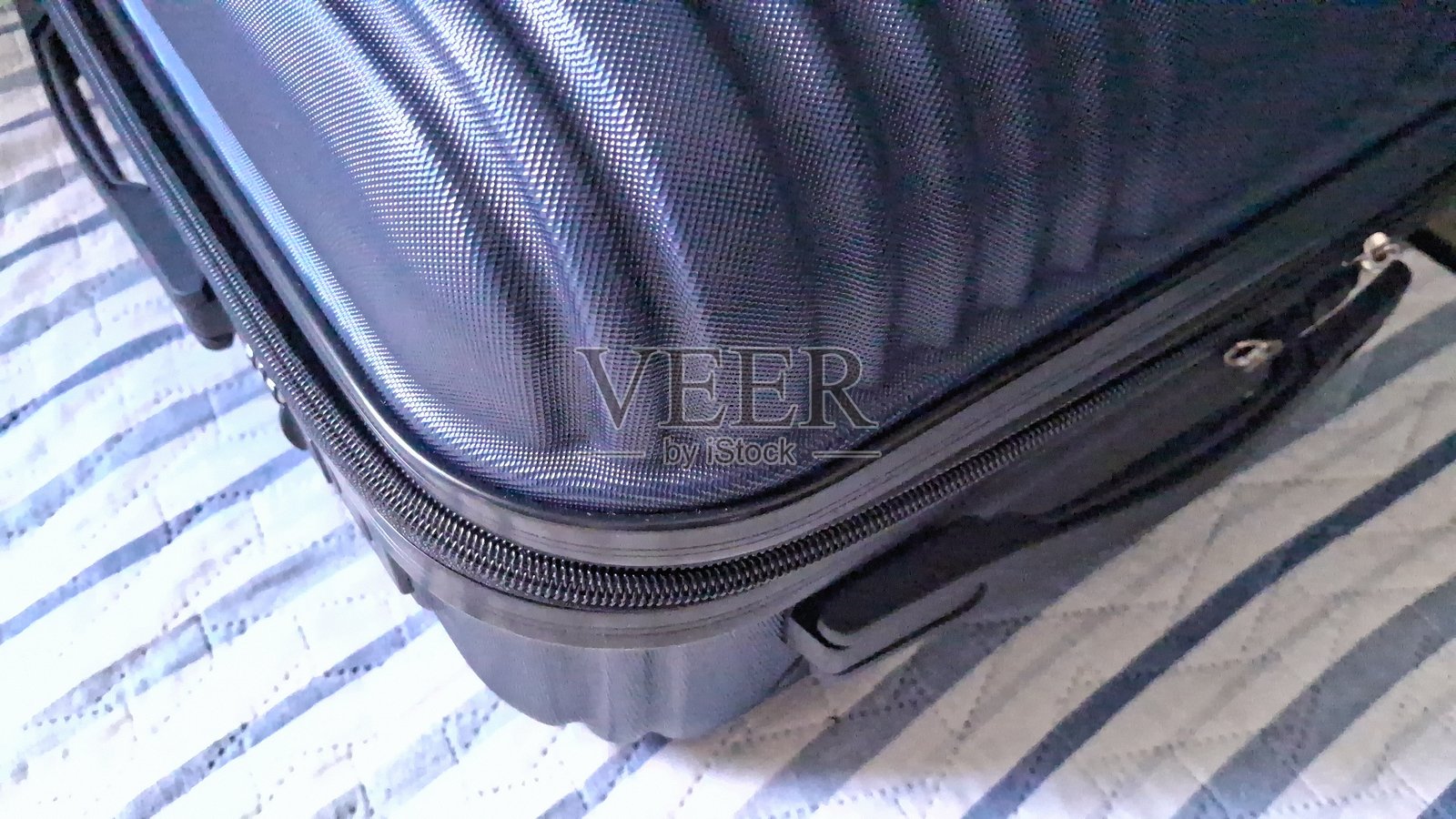 行李箱放在床上照片摄影图片