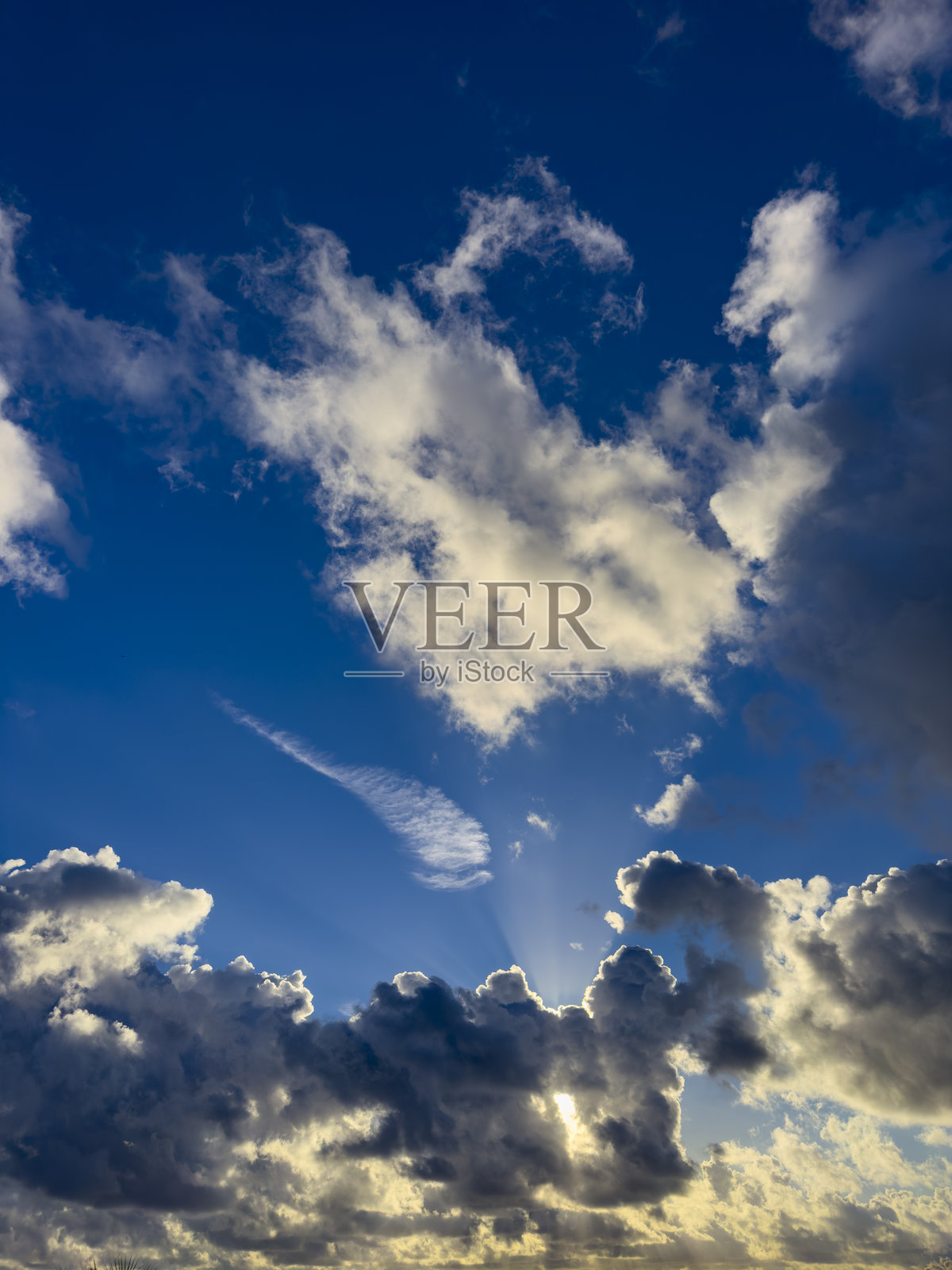 日出光线穿透云层——劳德代尔堡海滨照片摄影图片