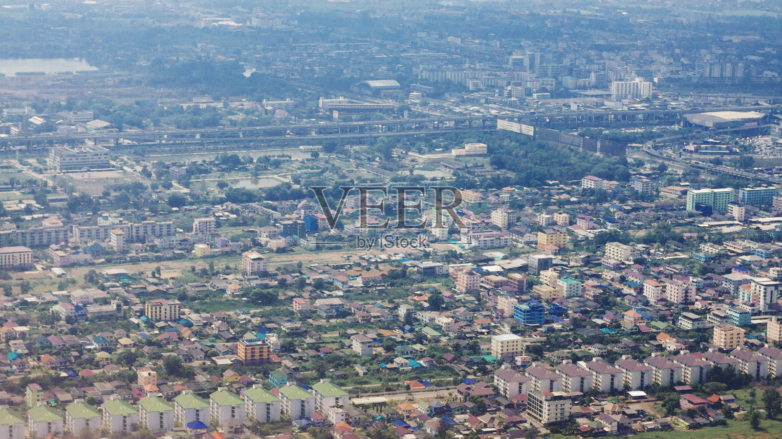 从飞机视角俯瞰曼谷北部郊区的居民区照片摄影图片