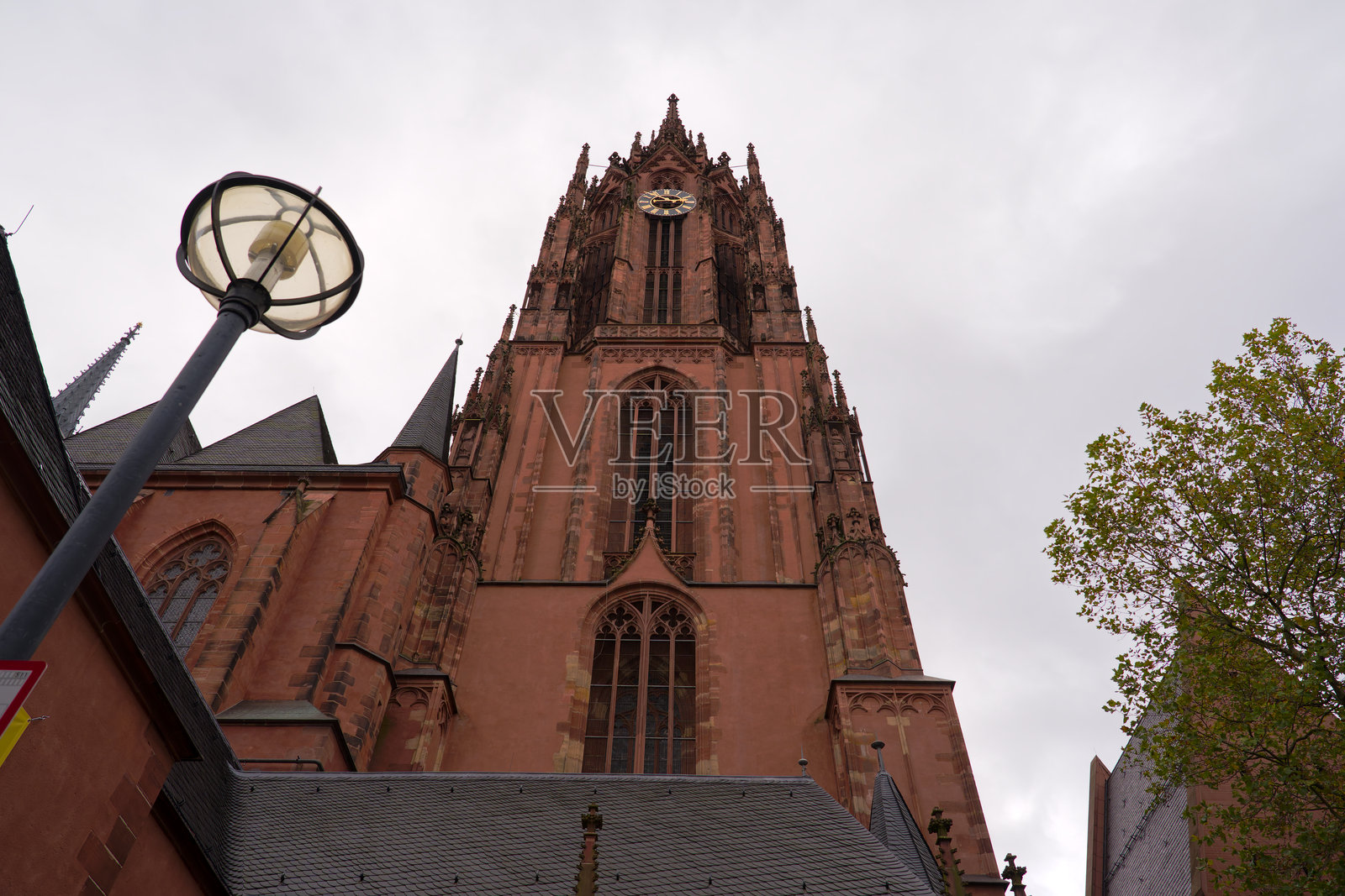 秋日阴天，德国法兰克福老城，近景拍摄的红砂岩圣巴塞洛缪主教座堂。照片摄影图片