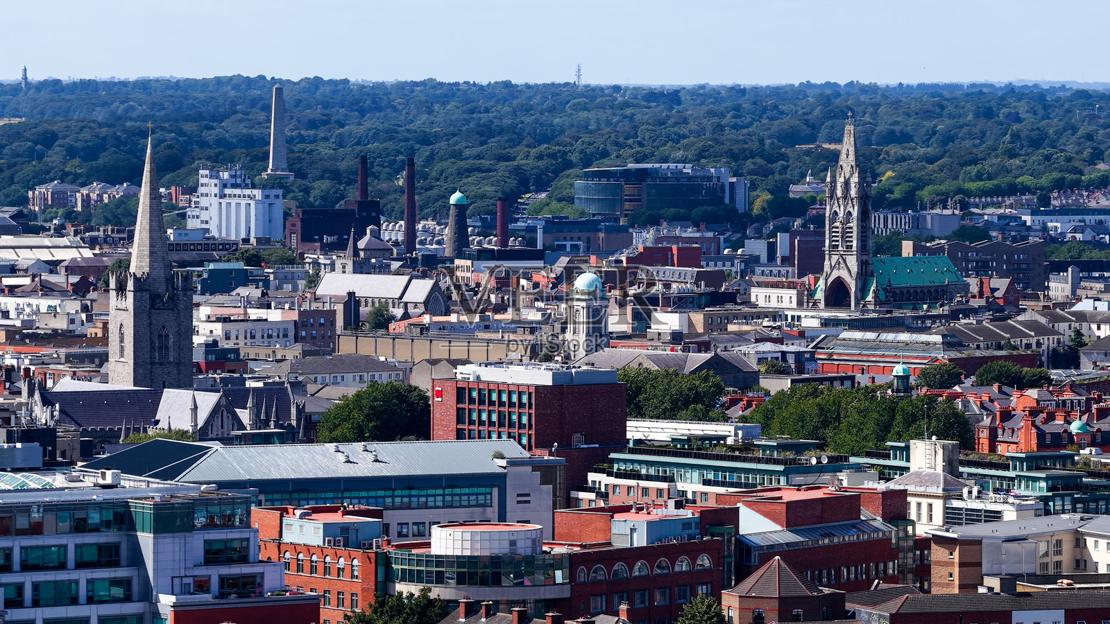 都柏林城市航拍，包含历史教堂和现代建筑，绿色穹顶屋顶和哥特式尖塔环绕在城市景观中，旅游和建筑概念，适用于旅游和社论设计照片摄影图片