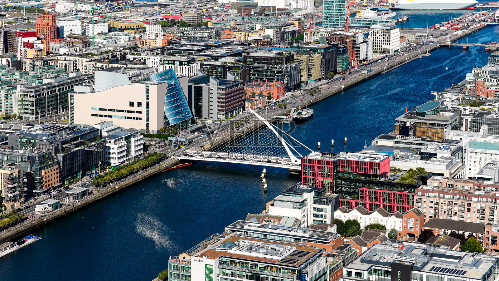 都柏林城市空中全景，包括利菲河、桥梁以及延伸至大海的都柏林港，展现了爱尔兰首都的历史与现代建筑的城市天际线，适合旅游和编辑用途的概念图。照片摄影图片