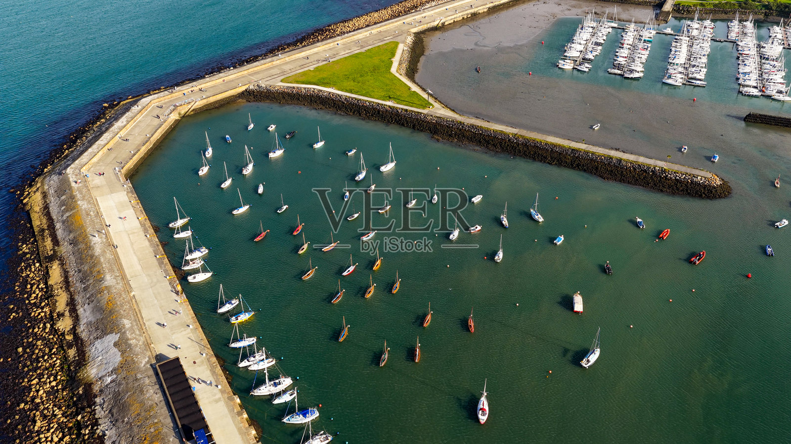 爱尔兰都柏林湾霍斯港鸟瞰图，包括渔人码头、游艇码头和海滨小镇，风景如画的海滨有船只、游艇和防波堤，体现了航海遗产和旅行概念，适合旅游设计。照片摄影图片