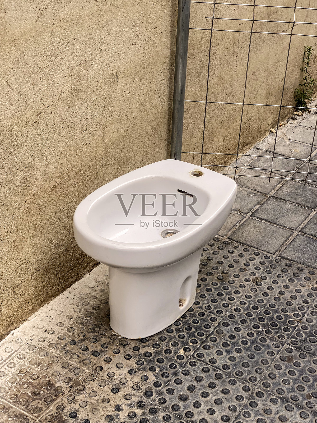 街上被遗弃的坐便器照片摄影图片