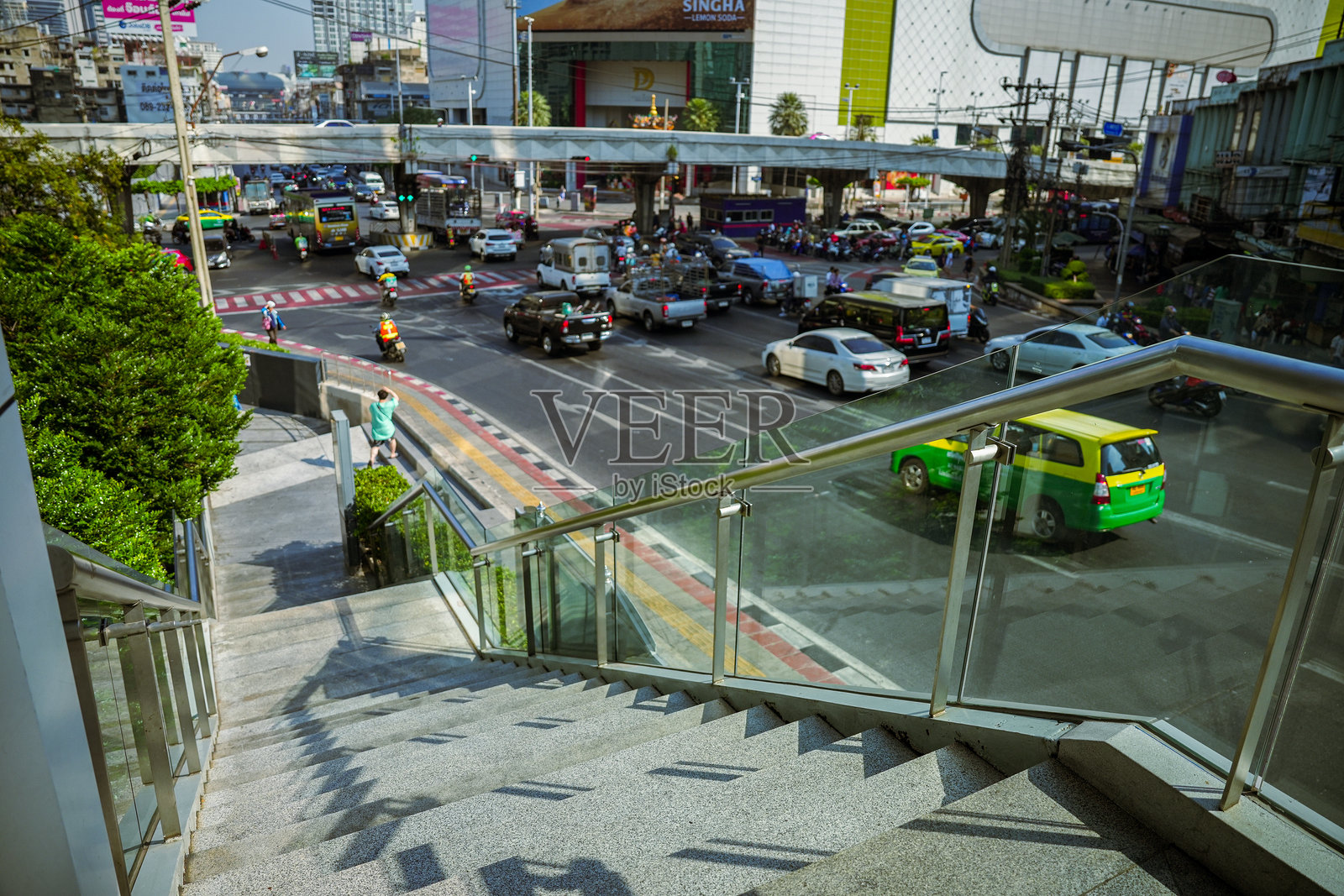 曼谷钯莱购物中心前的繁忙交通照片摄影图片