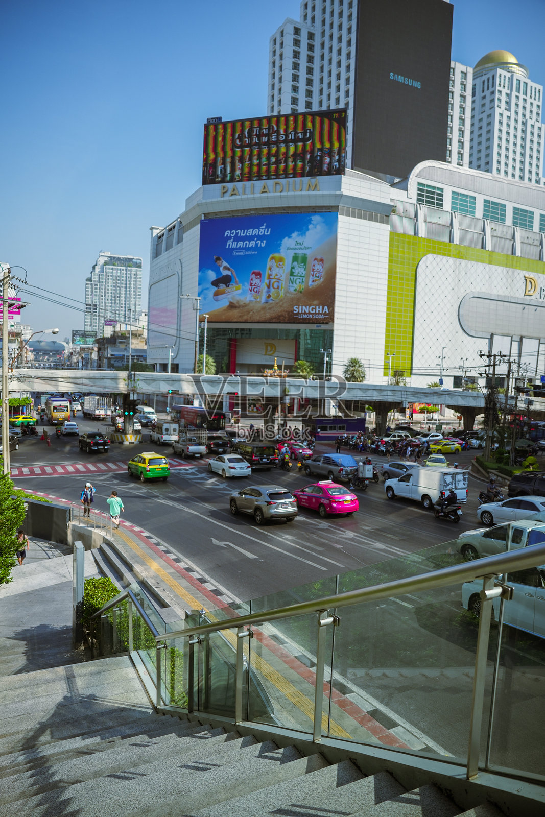 曼谷钯莱世界购物中心前的繁忙交通照片摄影图片