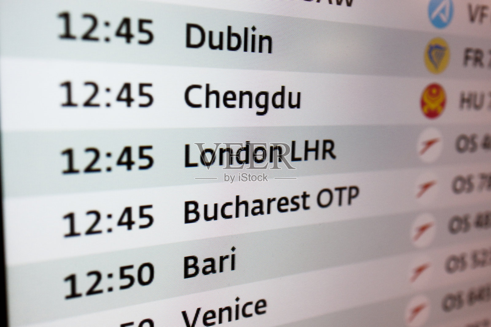 机场航班信息显示屏,显示登机状态照片摄影图片