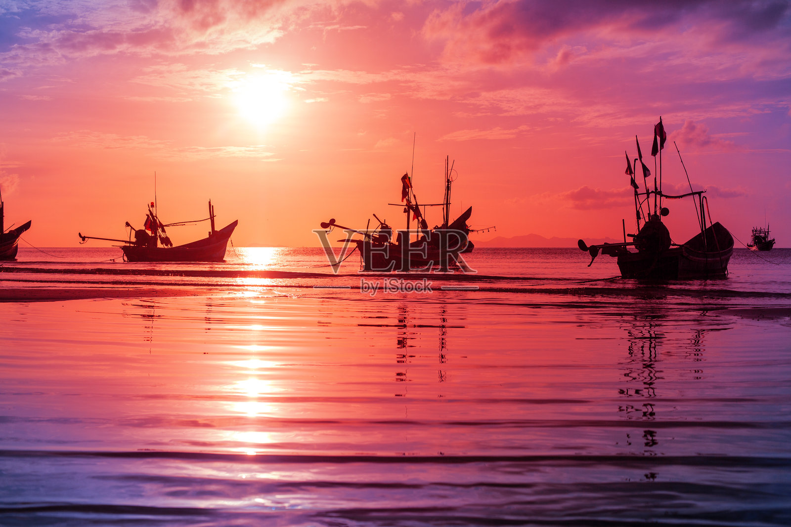 美丽的海上日落景观，渔船，海洋日出，船的剪影，热带岛屿海滩，色彩鲜艳的红紫色天空云彩，太阳倒映在水面上，夏日假期，旅行，泰国，苏梅岛照片摄影图片