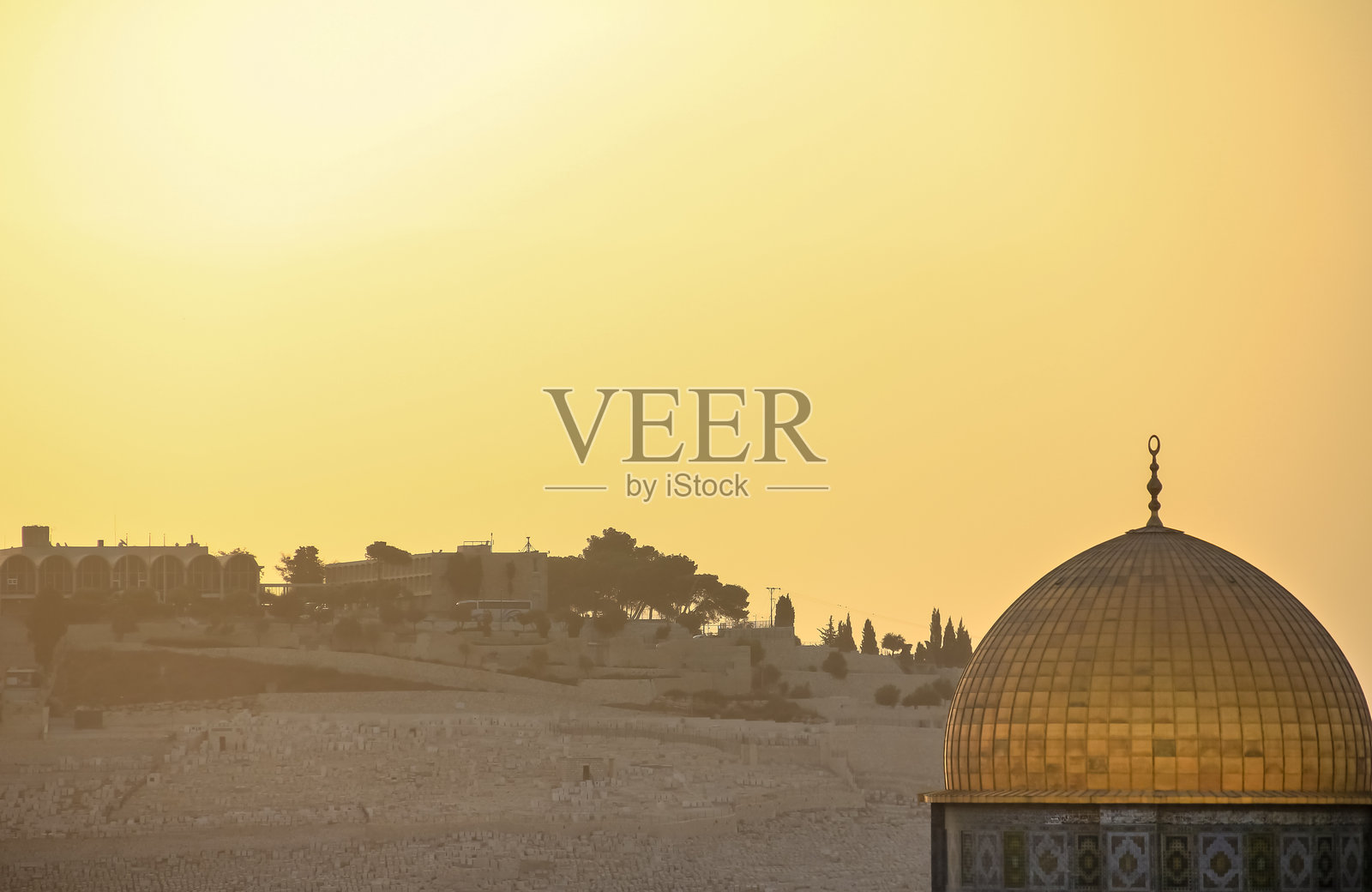 耶路撒冷，金色的圆顶清真寺，远眺橄榄山。照片摄影图片