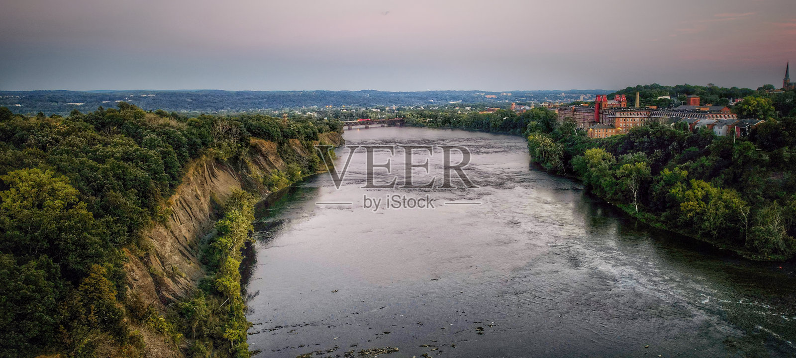 无人机视角下的夏日河景：河岸边的静谧居所照片摄影图片