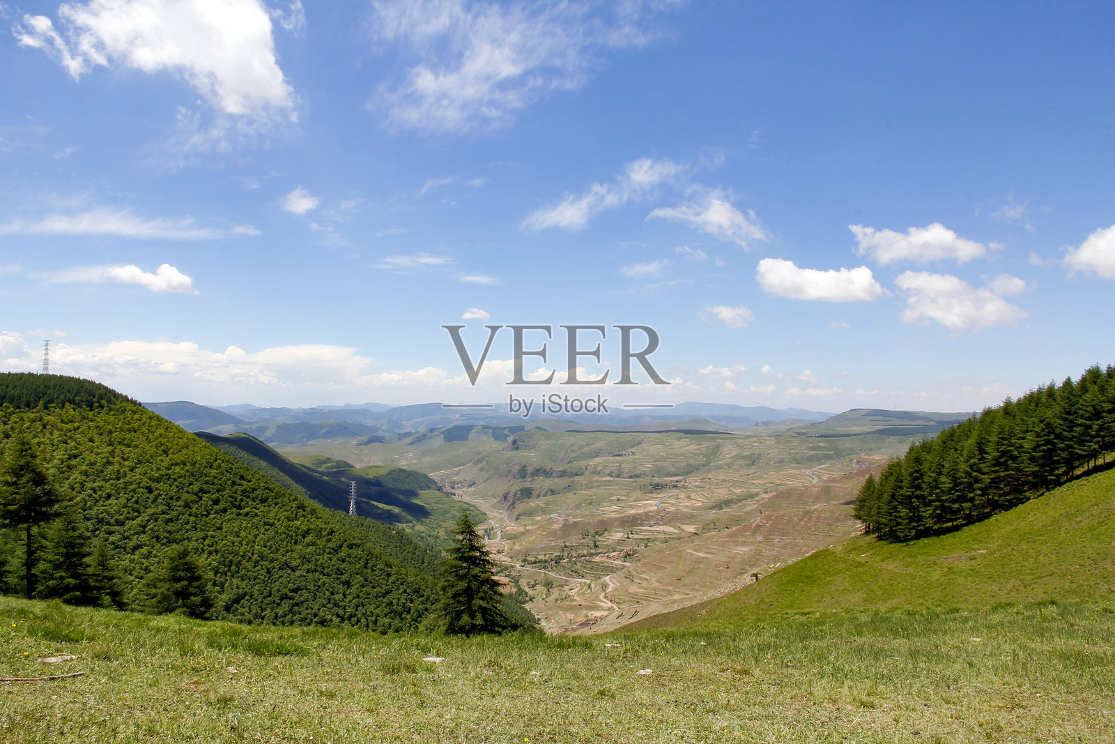 绿色的山丘和蓝天下的美丽山景照片摄影图片