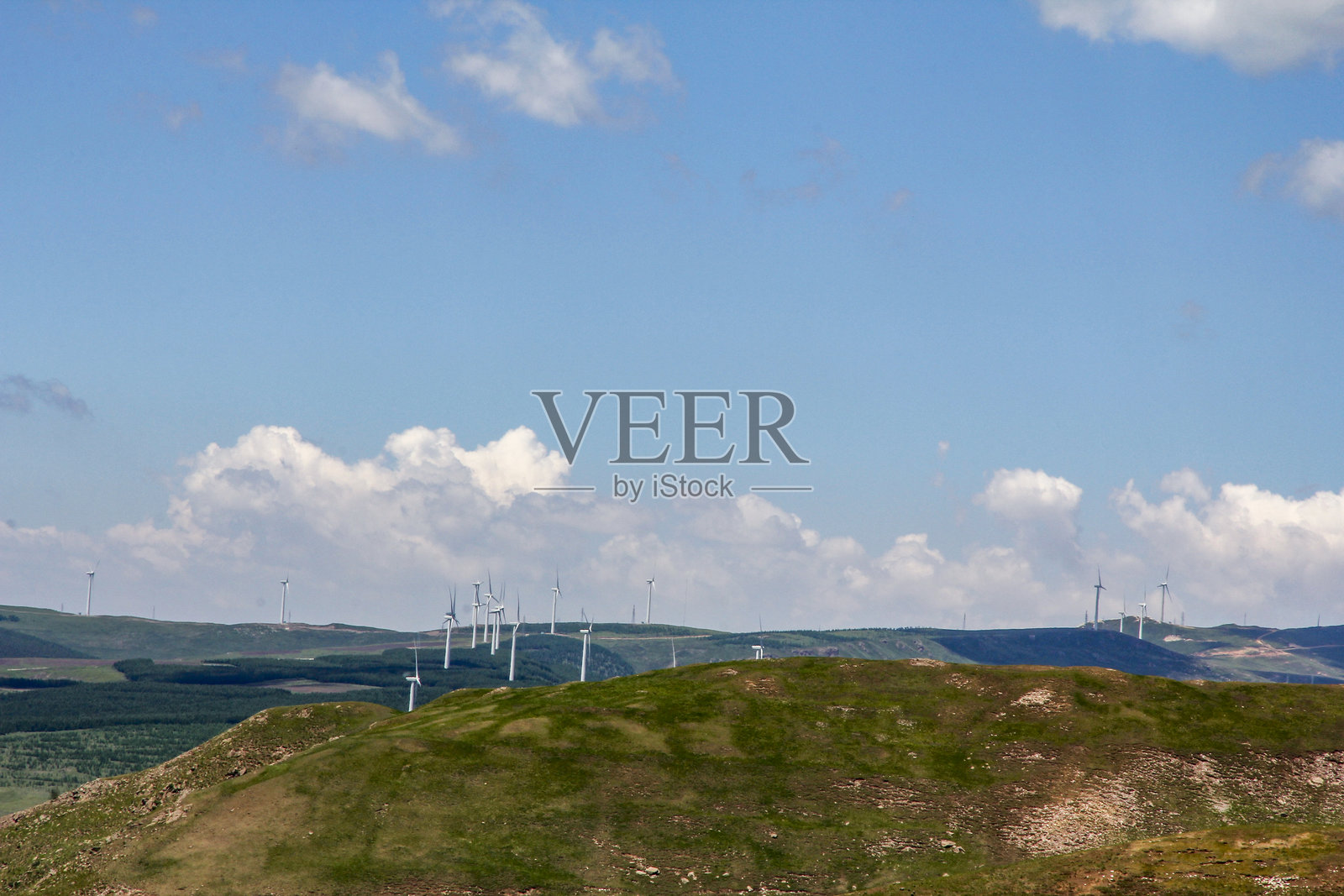 晴朗蓝天下风力涡轮机的风景照片摄影图片