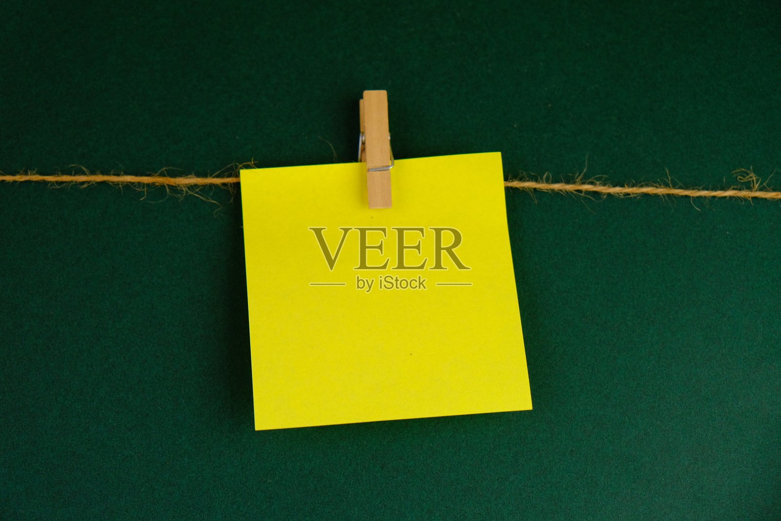 空白纸张与学习用品放在一起，没有文字，作为文字空间的模板概念。商业与教育概念。照片摄影图片