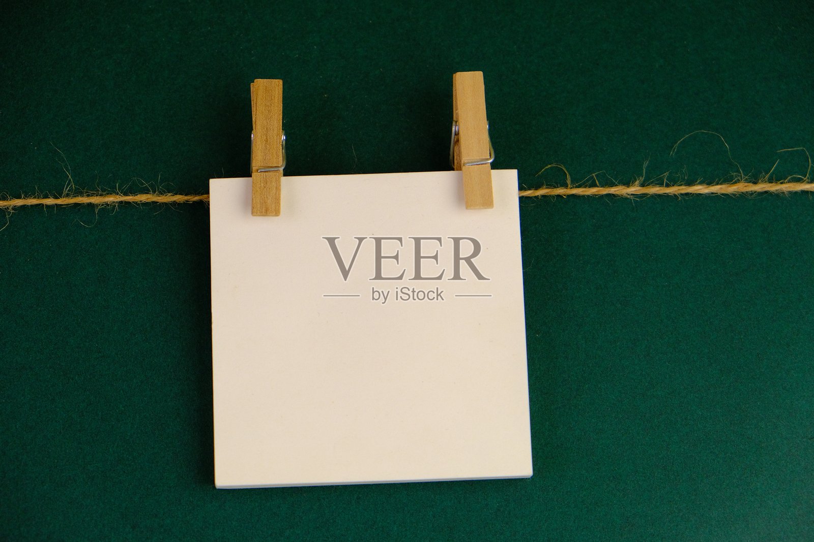 空白纸张与学习用品，无文字，作为文本空间的模板概念。商业与教育概念。照片摄影图片