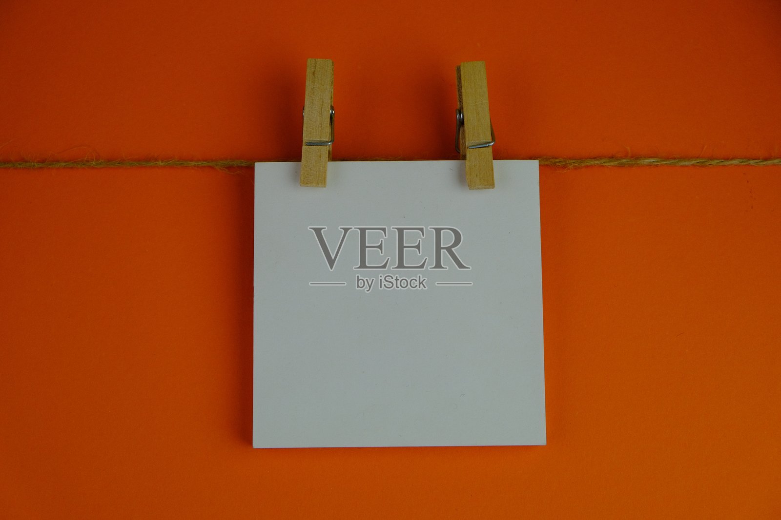 空白纸张与学习用品放在一起，没有文字，作为文本空间的模板概念，体现商业和教育理念。照片摄影图片