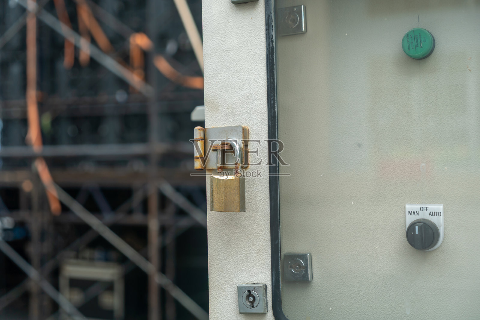 带有脚手架的门上的金属挂锁照片摄影图片