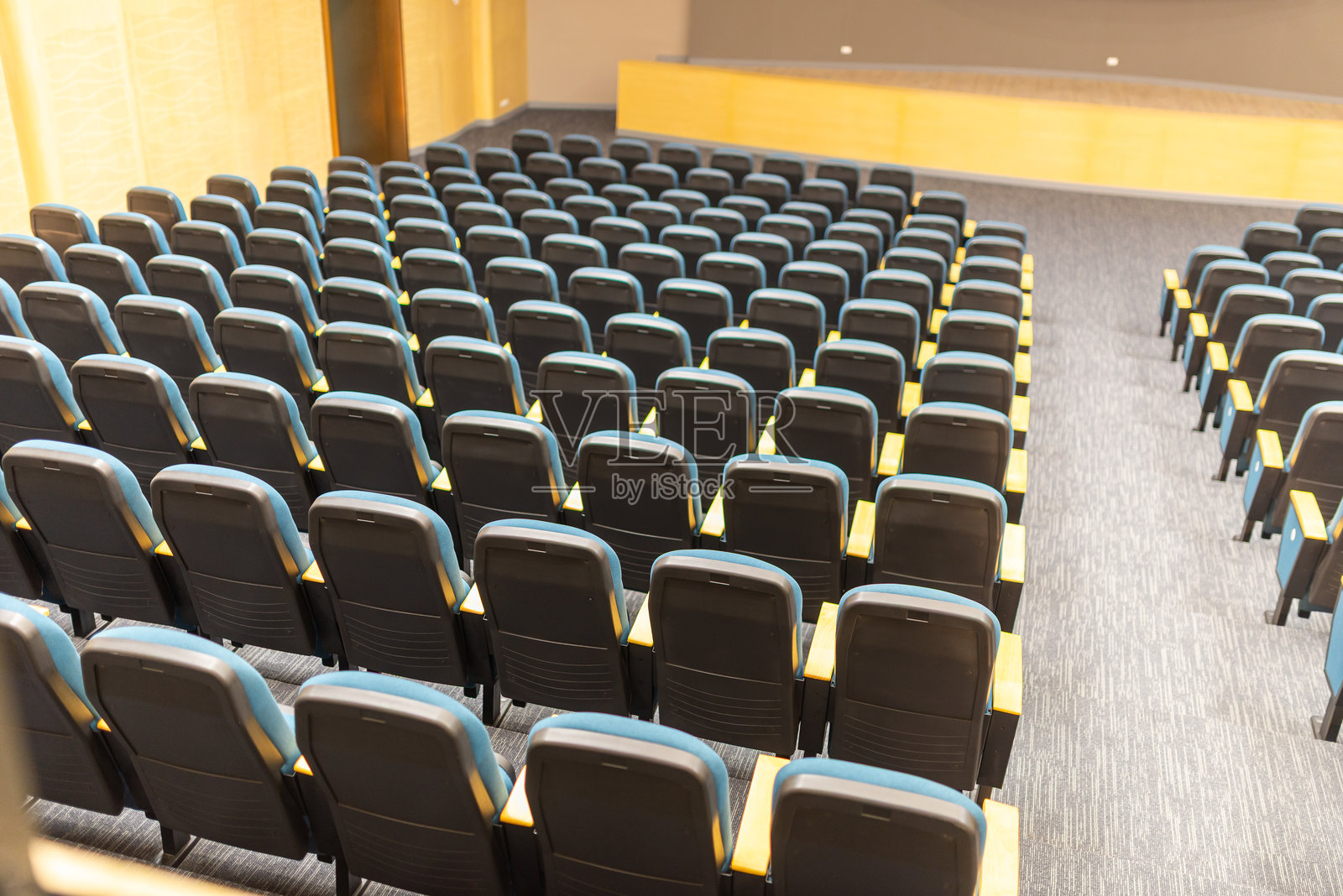 空无一人的会议厅配有黑色椅子照片摄影图片