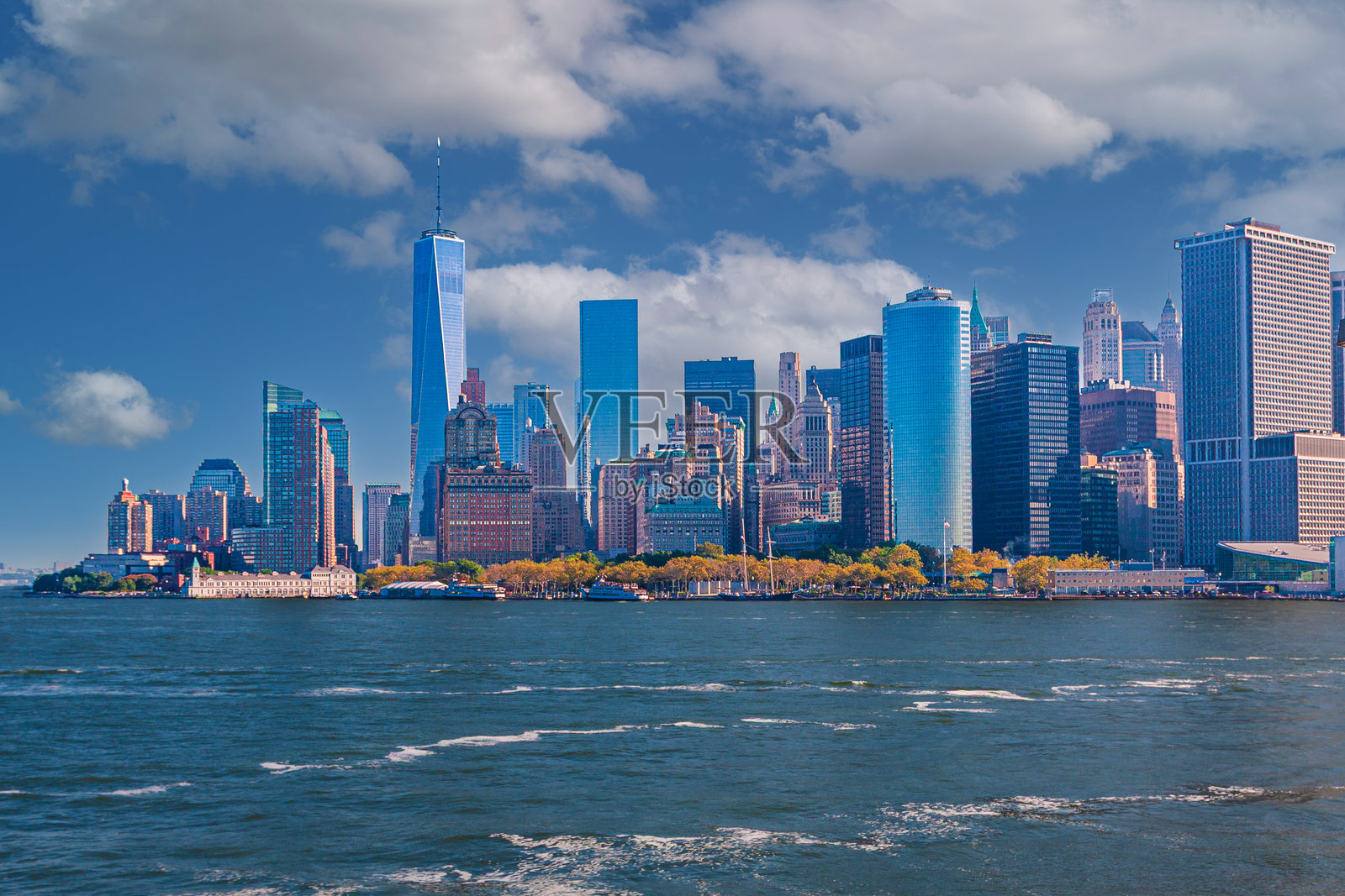 纽约市天际线，包含世贸中心、曼哈顿金融区，以及蓝天白云。照片摄影图片