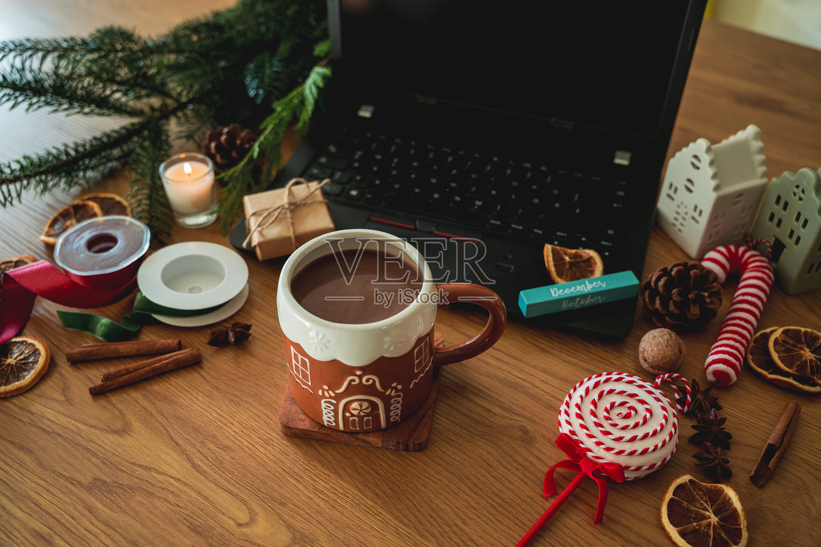 圣诞装饰，热可可杯，礼物清单，在线订购。节日促销购物。新年。照片摄影图片