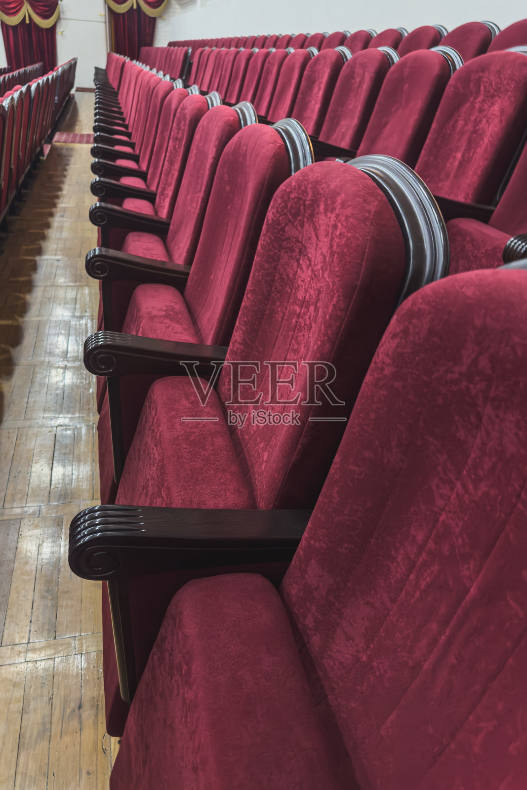 一排优雅的剧院座位，充满了对现场表演的期待。照片摄影图片