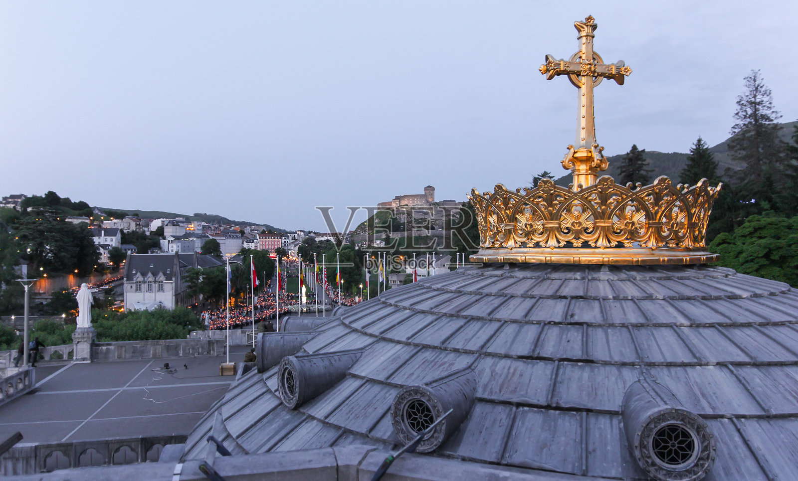 卢尔德圣母圣殿的金冠照片摄影图片