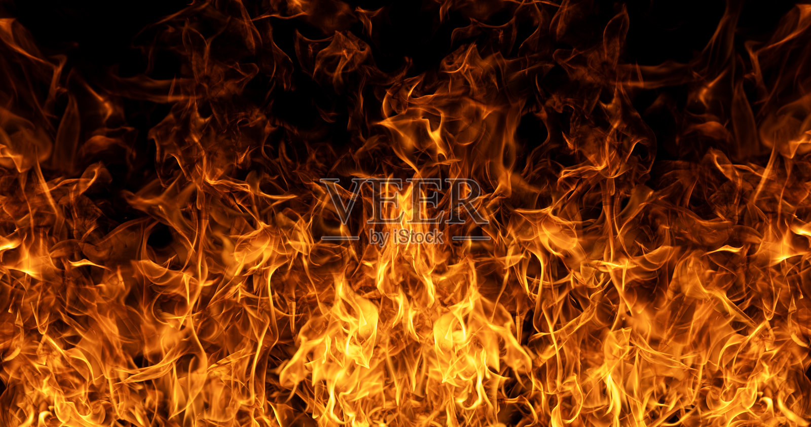 用于叠加层效果的强烈燃烧火焰纹理。火焰抽象设计。黑色背景上的发光火焰。地狱之火效果。带有戏剧性火焰背景的火焰。燃烧的火焰。照片摄影图片