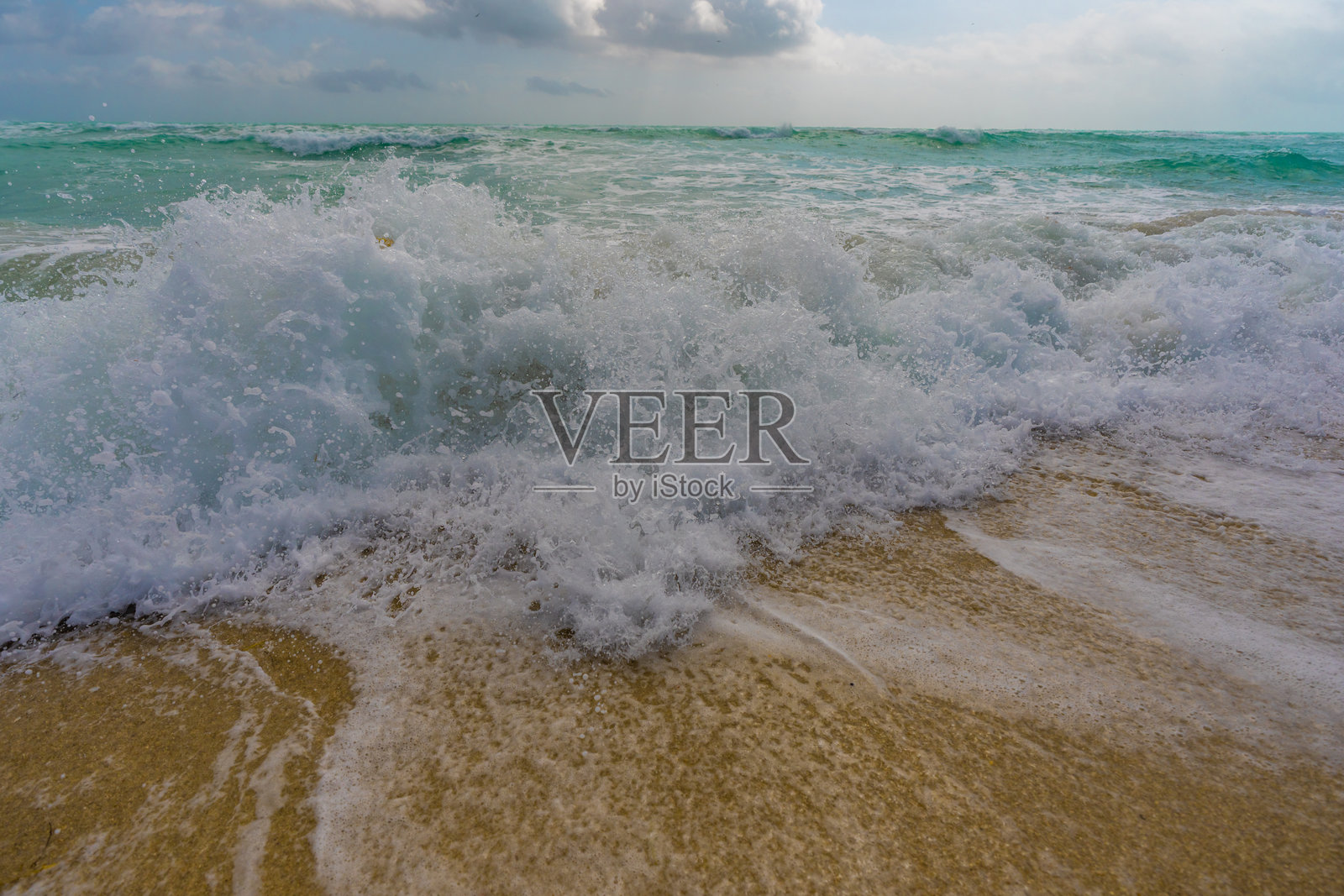 海浪背景。热带海浪。蓝色海滨风光。泡沫海滩海岸线。沙滩背景。海景壁纸。绿松石色的水流。海滩海浪。蓝色大海海浪。照片摄影图片