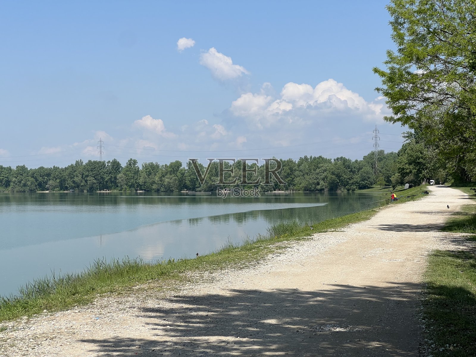 克罗地亚拉基特耶或圣内德利娅人工湖旁的体育和娱乐步道照片摄影图片