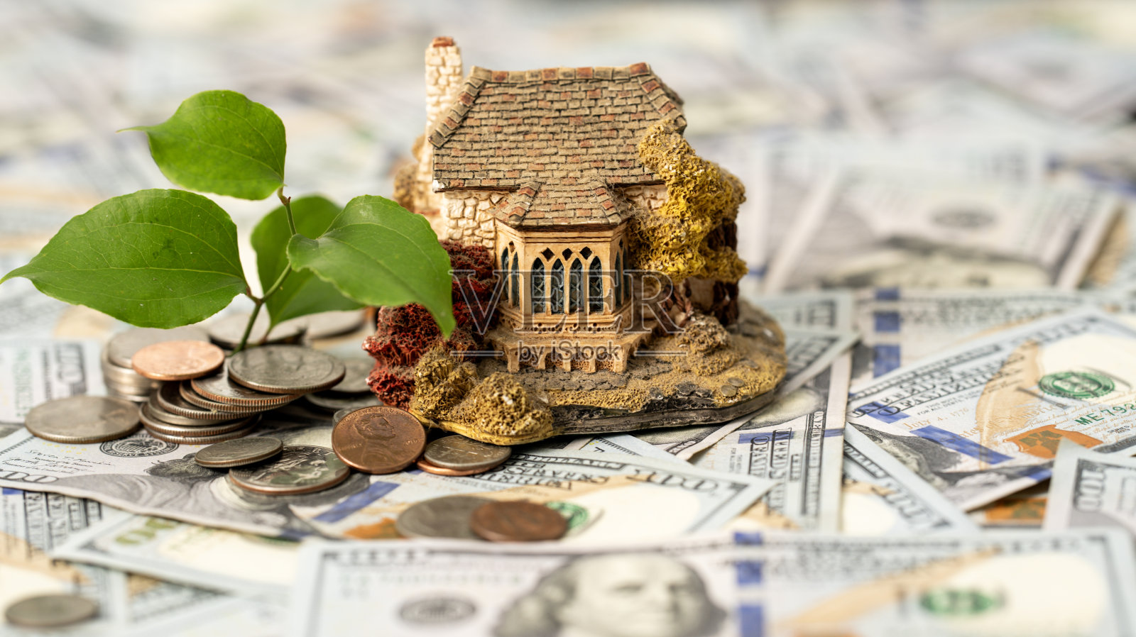 房屋，背景为金钱。购房。房屋抵押贷款和保险。房产资金。租房和购房及住房概念。新房。入住房屋的贷款和存款。照片摄影图片