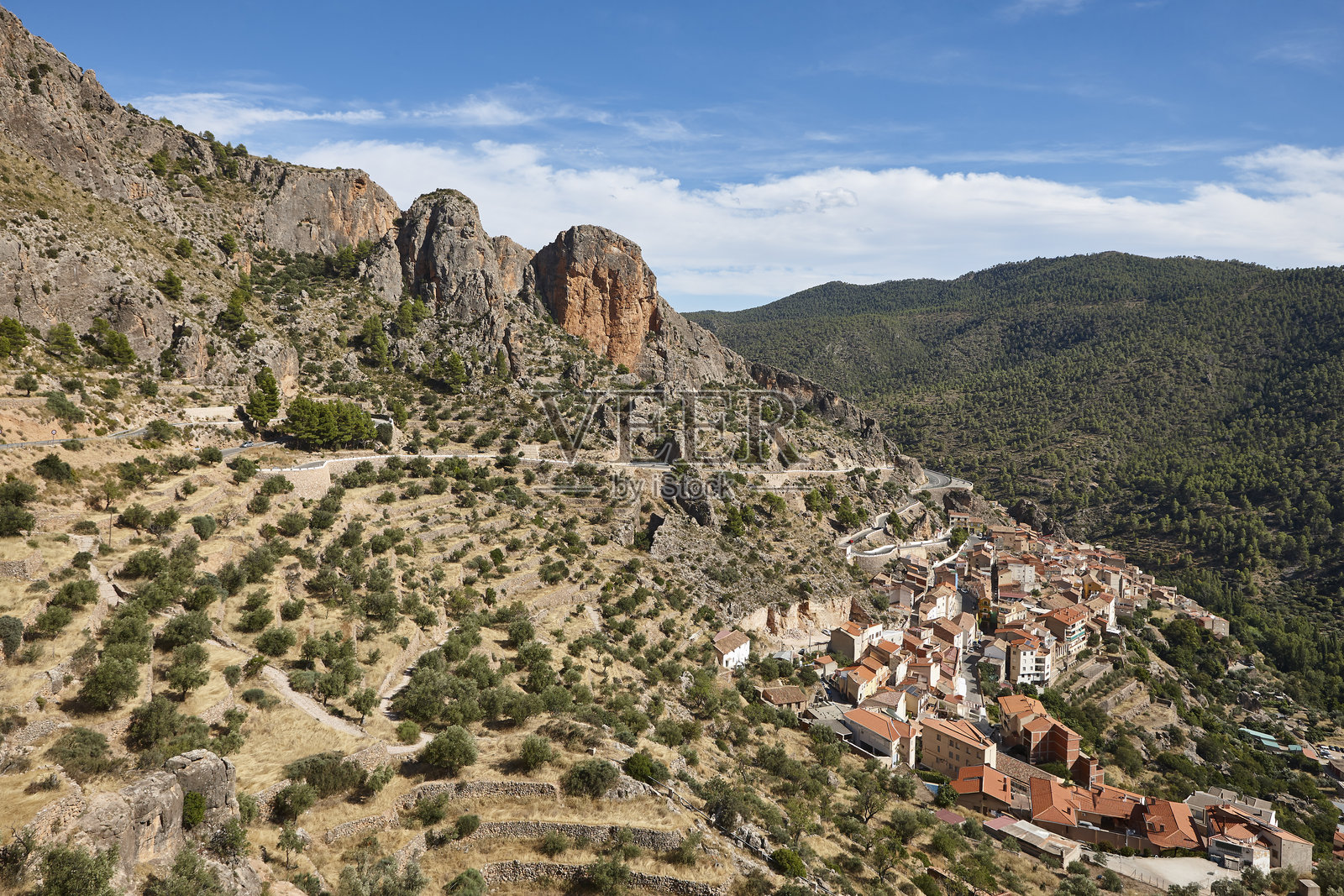 宁静的山村风光。阿伊纳，卡斯蒂利亚-拉曼恰，西班牙。照片摄影图片
