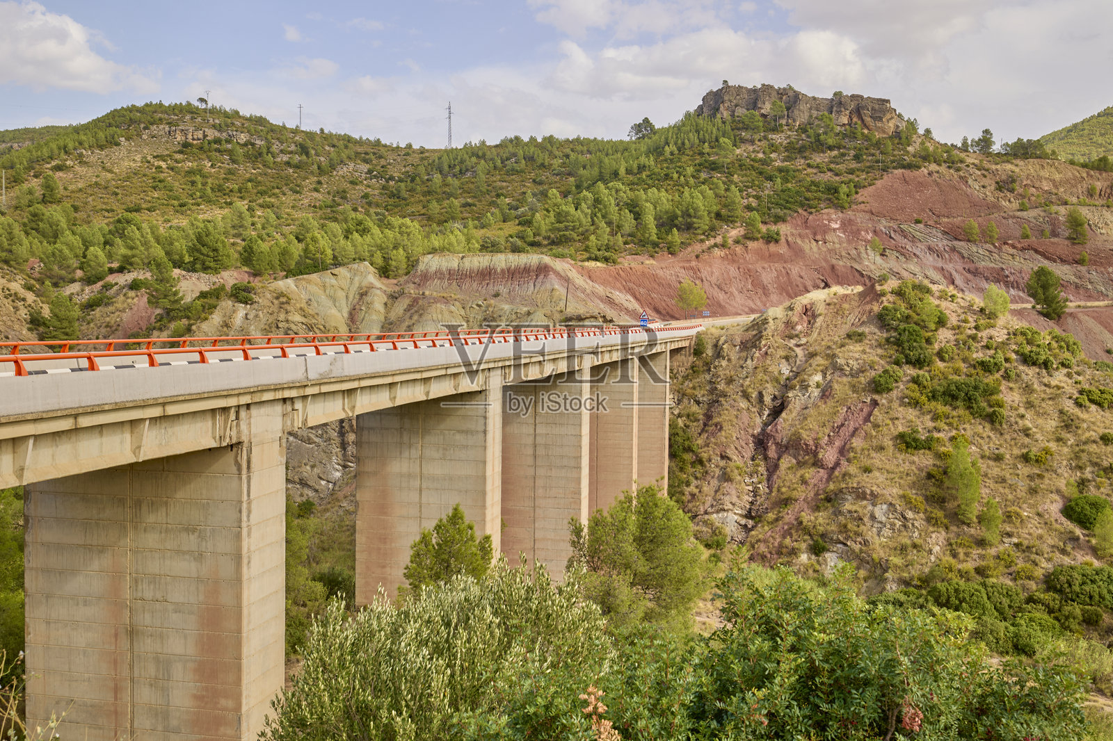 高耸的混凝土桥横跨群山山谷照片摄影图片