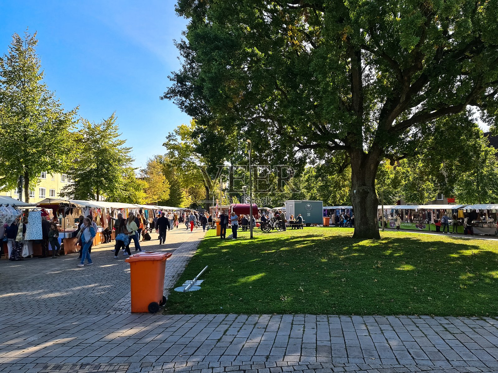 人们在公园的户外跳蚤市场购物照片摄影图片