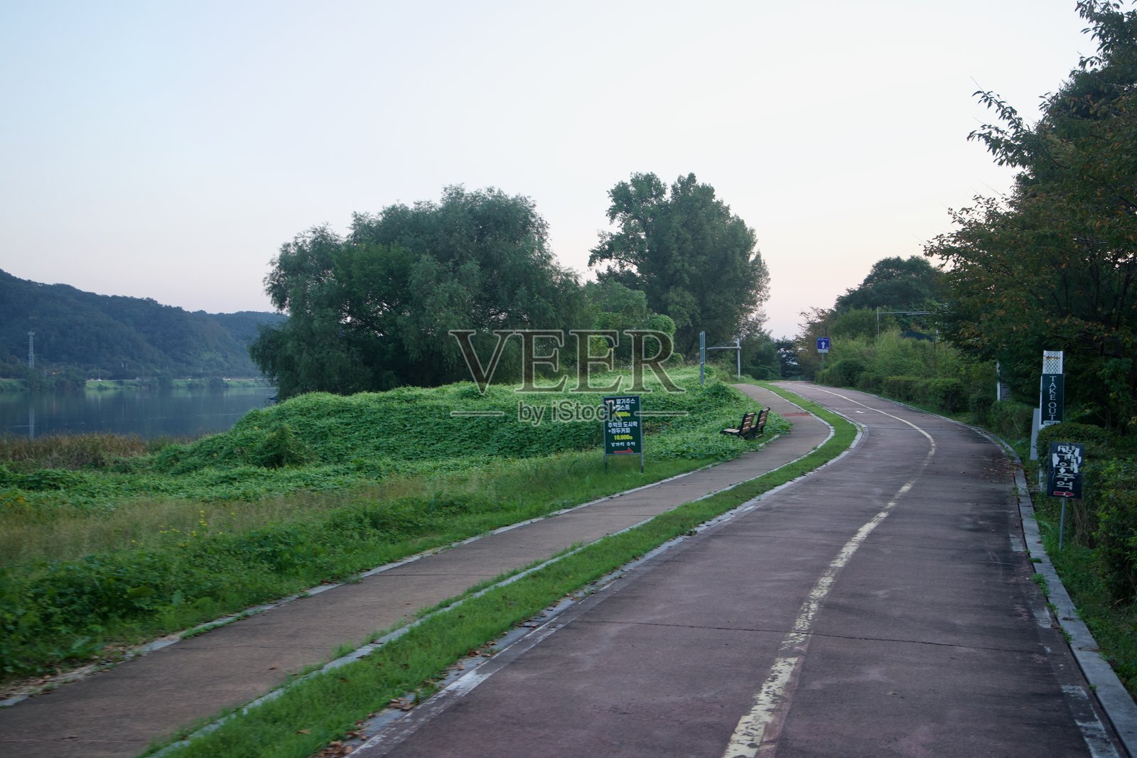 河边蜿蜒的小路照片摄影图片