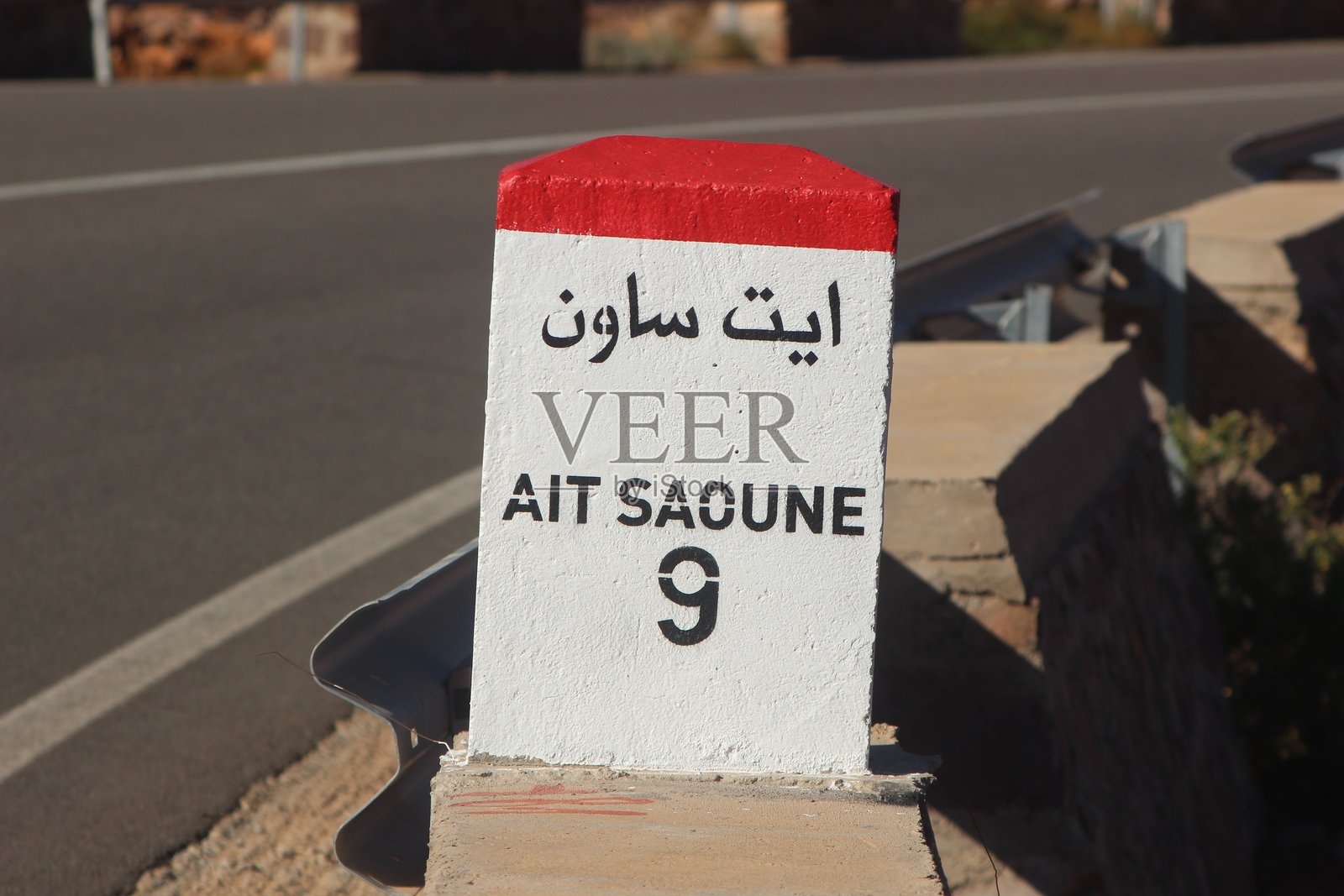 摩洛哥艾特索恩9公里路牌，艾特索恩距离指示牌照片摄影图片