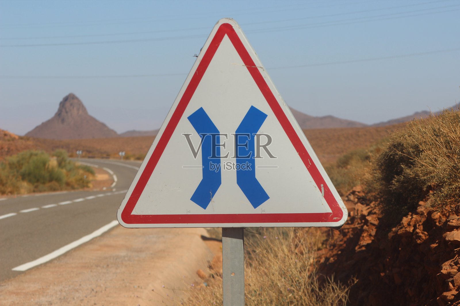 三角形的狭窄道路标志照片摄影图片