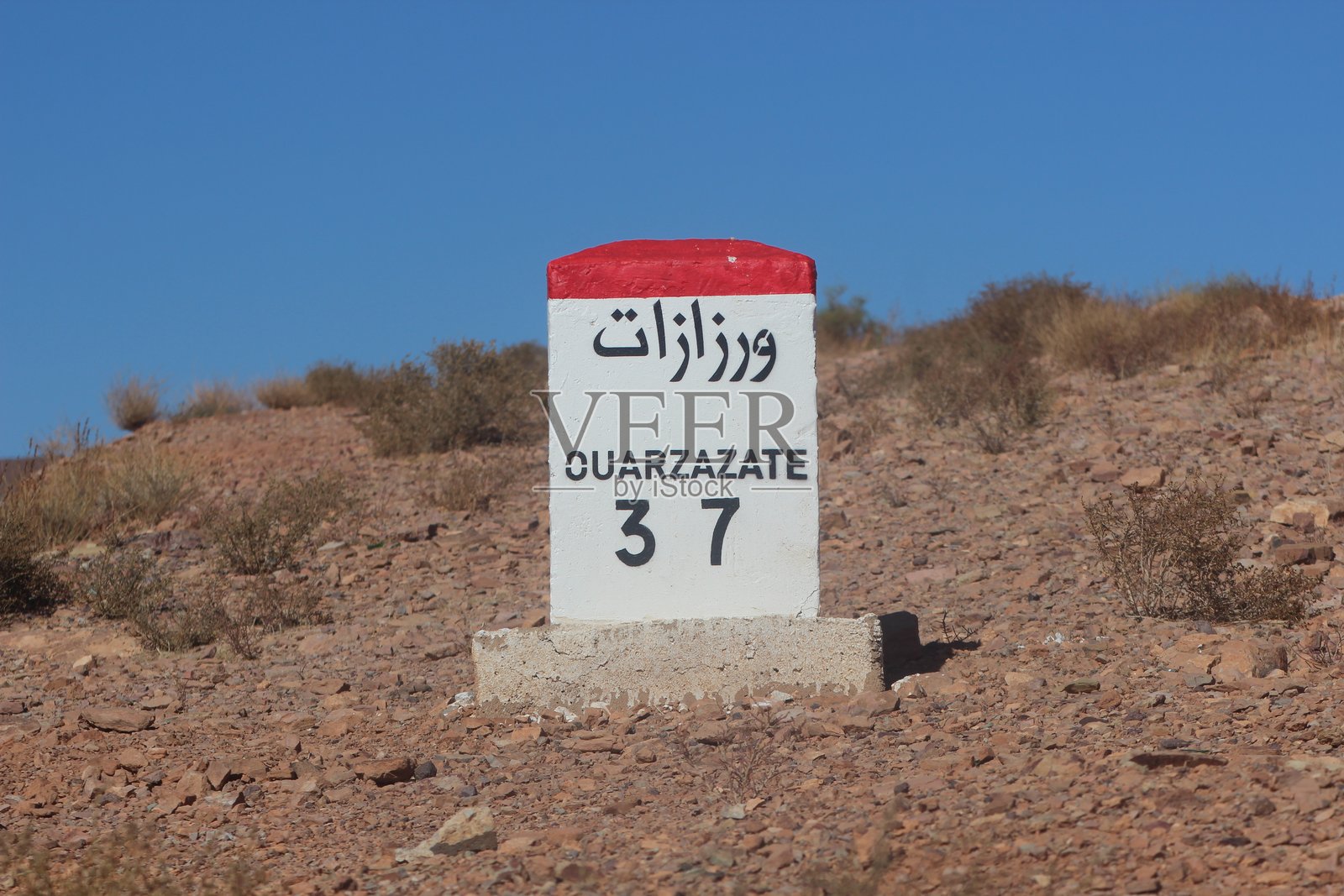 瓦尔扎扎特37公里指示牌，摩洛哥瓦尔扎扎特距离指示牌照片摄影图片