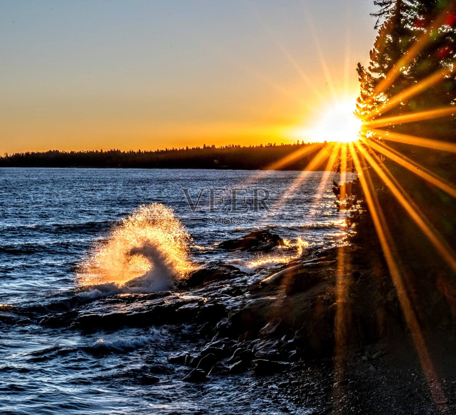 苏必利尔湖岸边的秋景照片摄影图片