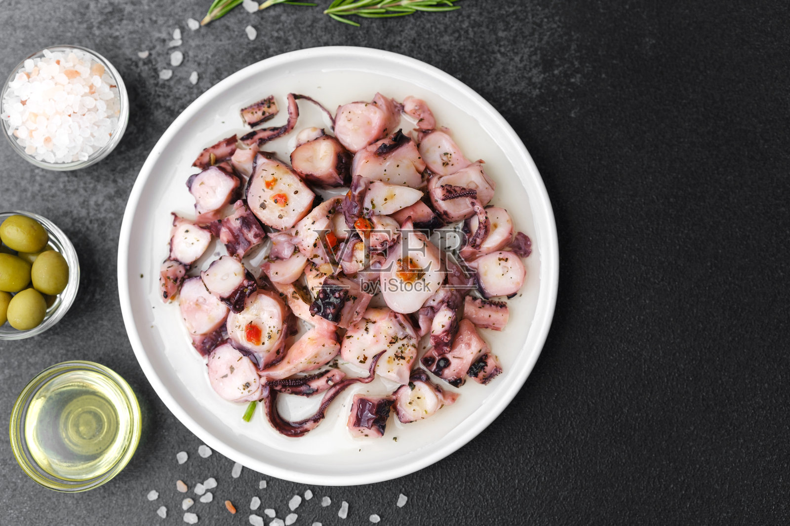 白碗中的章鱼块，用于沙拉制作或健康的午餐概念照片摄影图片