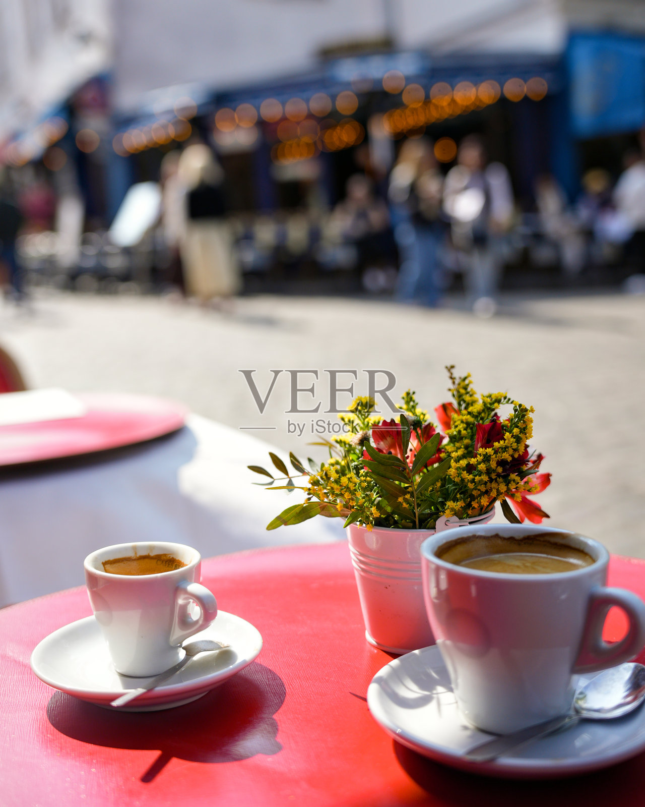 巴黎咖啡馆红色桌子上的两杯咖啡照片摄影图片